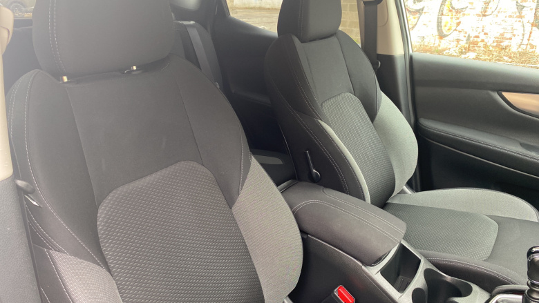 Nissan Qashqai 1.2 DiG-T N-Connecta 5dr Petrol Hatchback